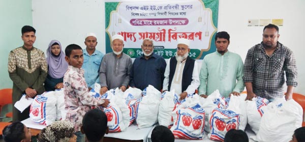 খাদ্যসামগ্রী বিতরণ করছেন অতিথিরা