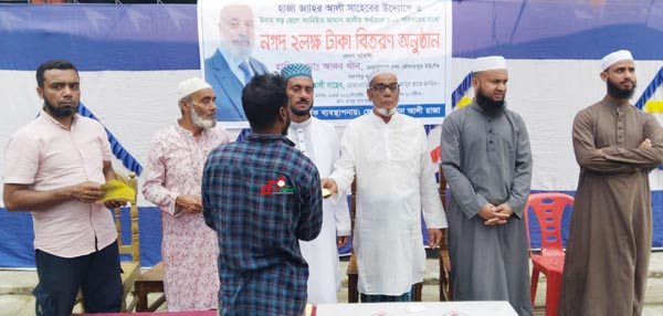নগদ অর্থ বিতরণ করছেন অতিথিরা