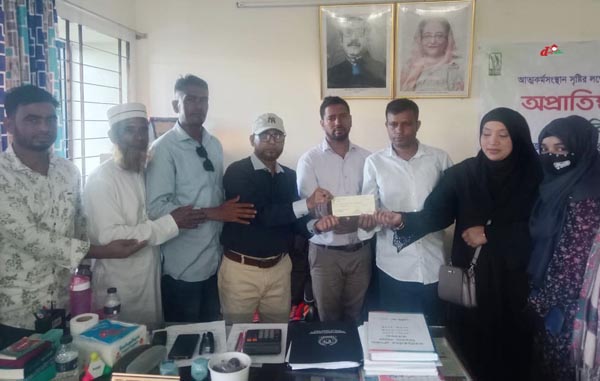 ছবি, চেক গ্রহণ করছেন ছইলমিয়া ফাউন্ডেশনের নেতৃবৃন্দ।