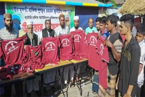 গেঞ্জি বিতরণ করছেন অতিথিরা