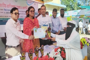 পুরস্কার গ্রহণ করছেন খামারি তিশা